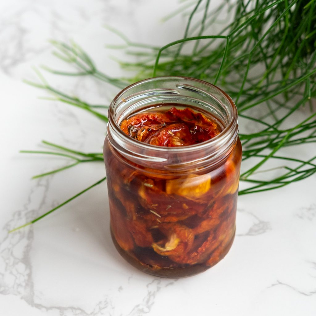 zongedroogde tomaten op olie