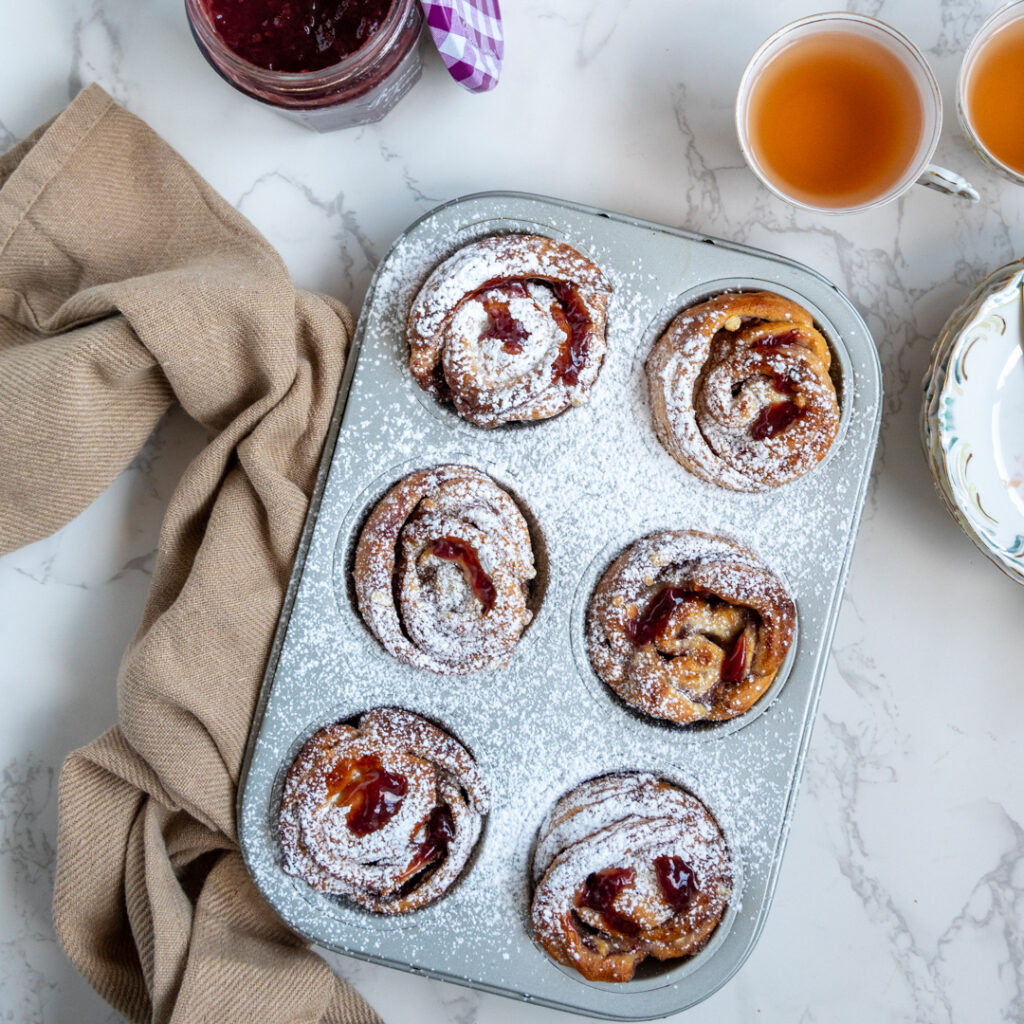 Frambozen witte chocolade cruffins - valentijn