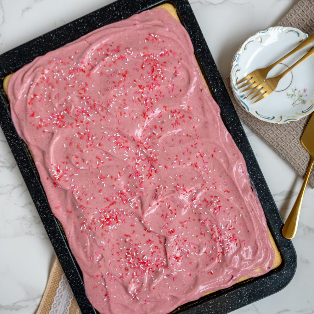 Vanille plaatcake met cream cheese kersen frosting