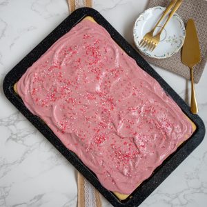 Vanille plaatcake met cream cheese kersen frosting