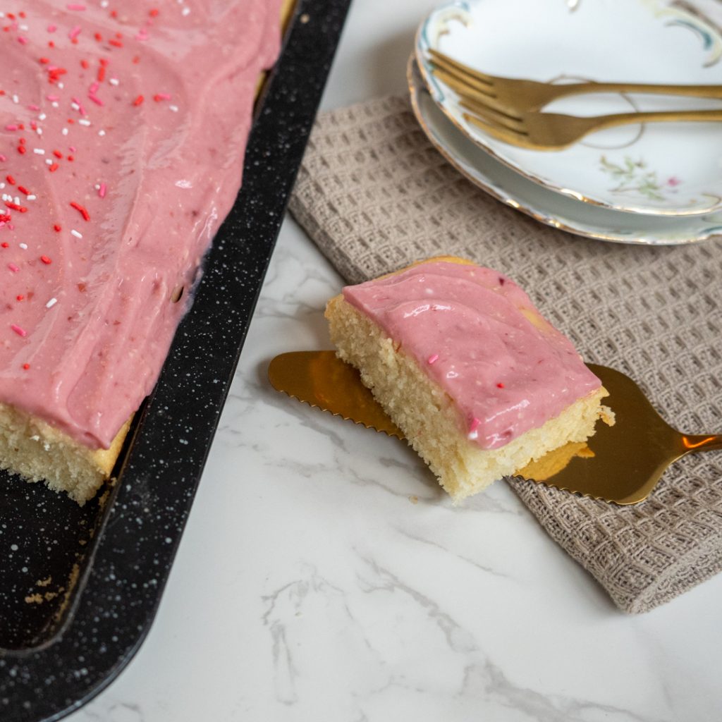 Vanille plaatcake met cream cheese kersen frosting