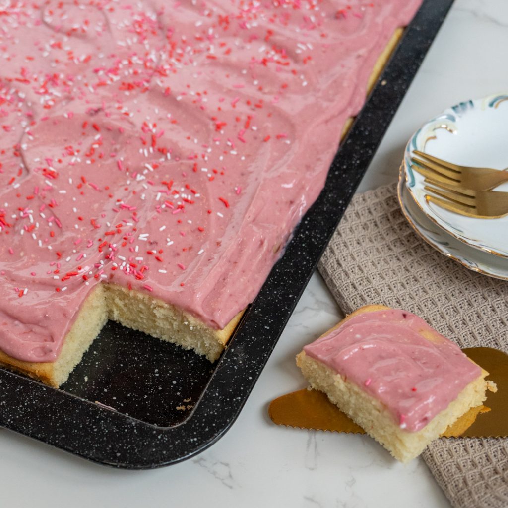 Vanille plaatcake met cream cheese kersen frosting