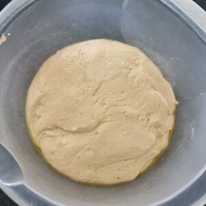 Laat het deeg op kamertemperatuur rijzen, ongeveer een uur of tot het in volume is verdubbeld.